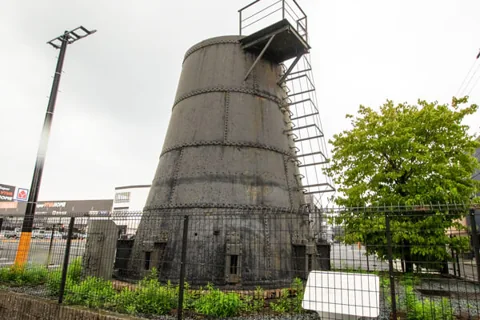 移設保存されている鋼製耐震煙突を地上から見上げた写真