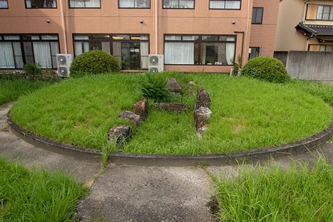 岩塚古墳の全景。円形の区画の中に石室の石と石棺が見える