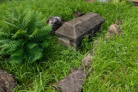 岩塚古墳にある家形石棺のレプリカ